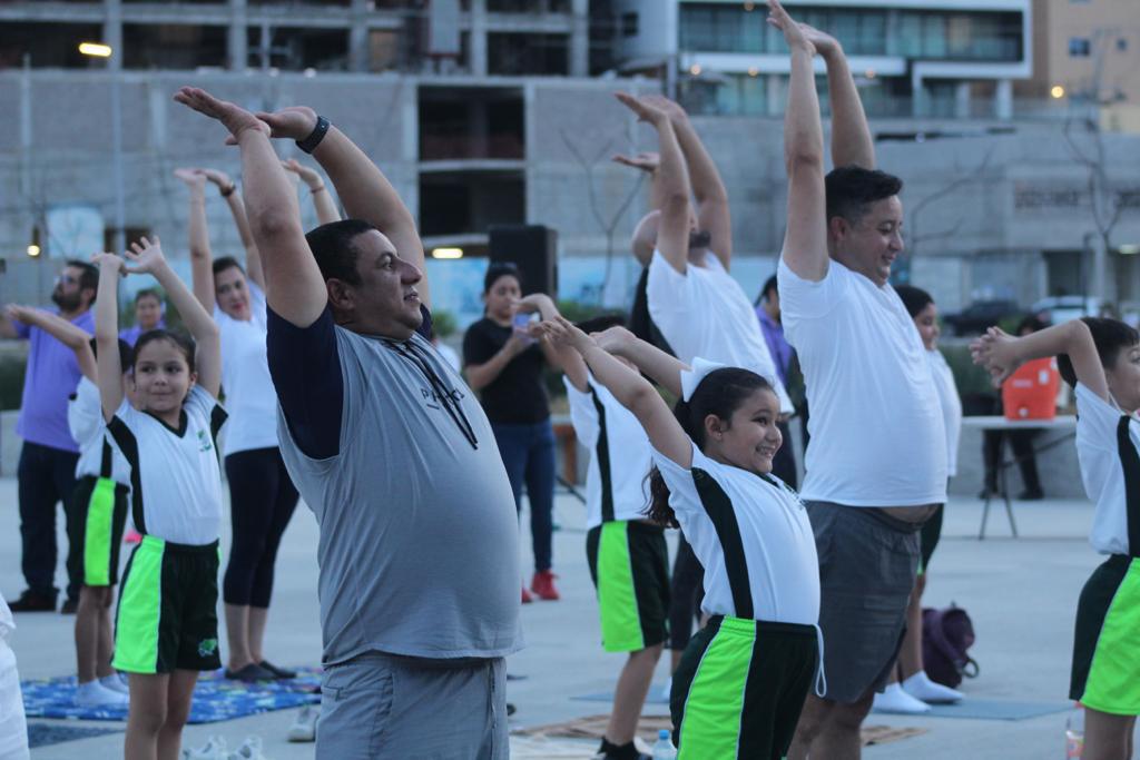 $!Celebran a papá con yoga deportivo en el Parque Central