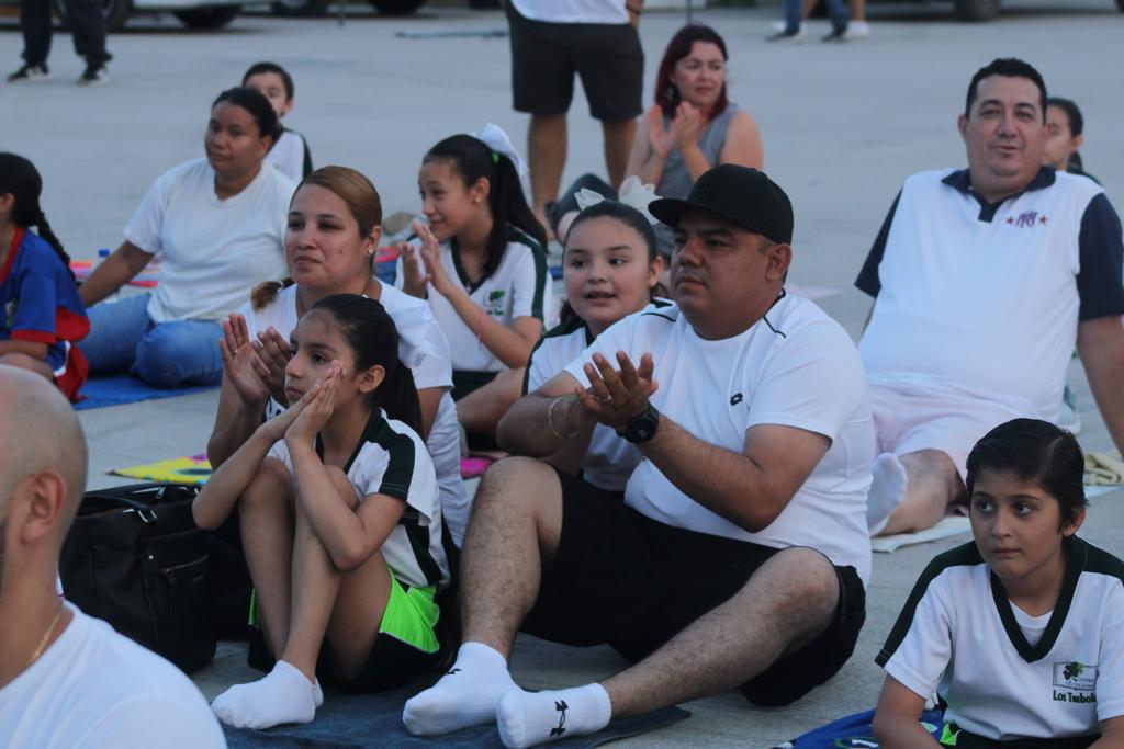 $!Celebran a papá con yoga deportivo en el Parque Central