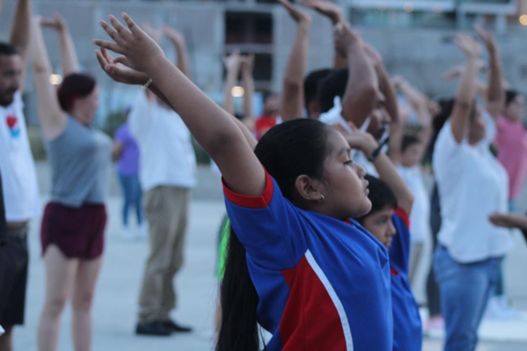 $!Celebran a papá con yoga deportivo en el Parque Central