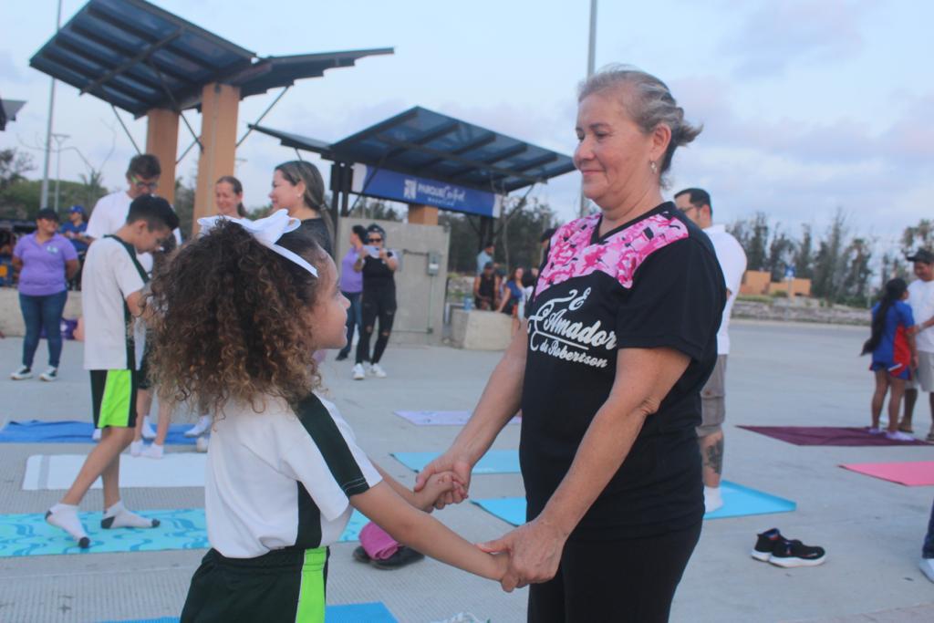 $!Celebran a papá con yoga deportivo en el Parque Central