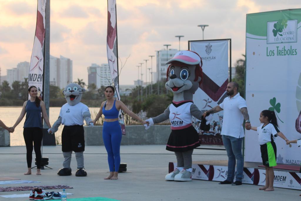 $!Celebran a papá con yoga deportivo en el Parque Central