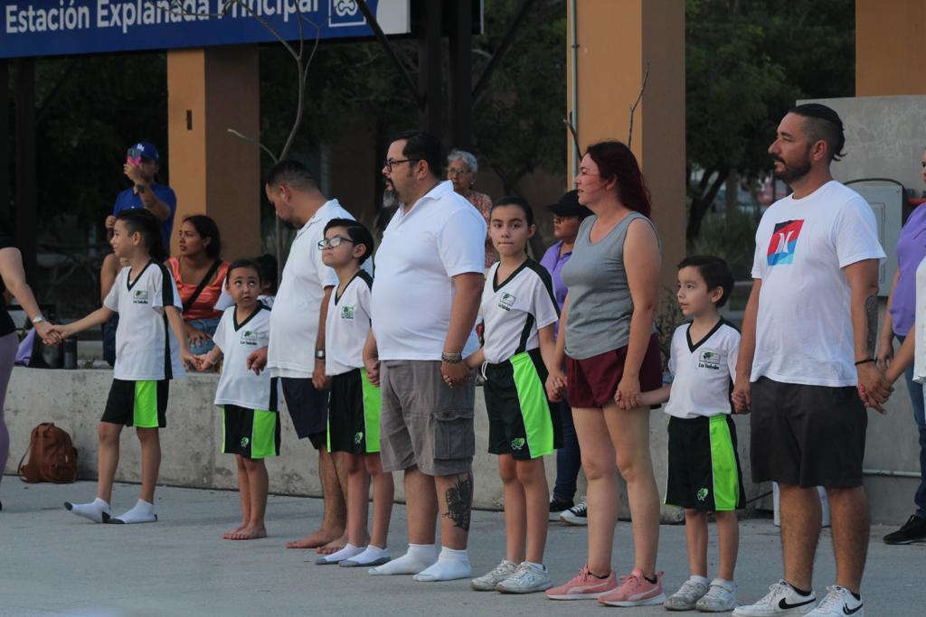 $!Celebran a papá con yoga deportivo en el Parque Central