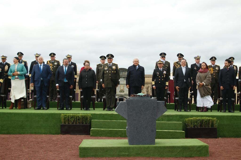 $!AMLO condecora al General Cienfuegos, ex titular de la Sedena con EPN