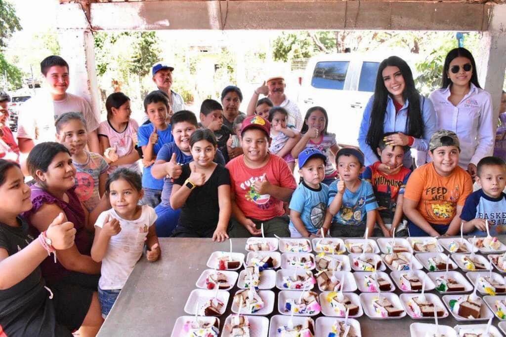 $!Ana Karen Val lleva alegría a los niños de la zona serrana de Elota