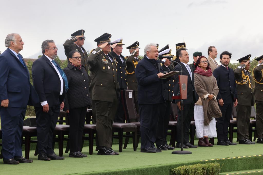 $!AMLO condecora al General Cienfuegos, ex titular de la Sedena con EPN