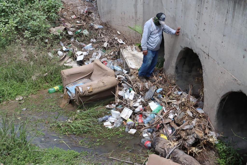 $!Continuar arrojando basura a drenes representa riesgo de inundaciones: COMUN