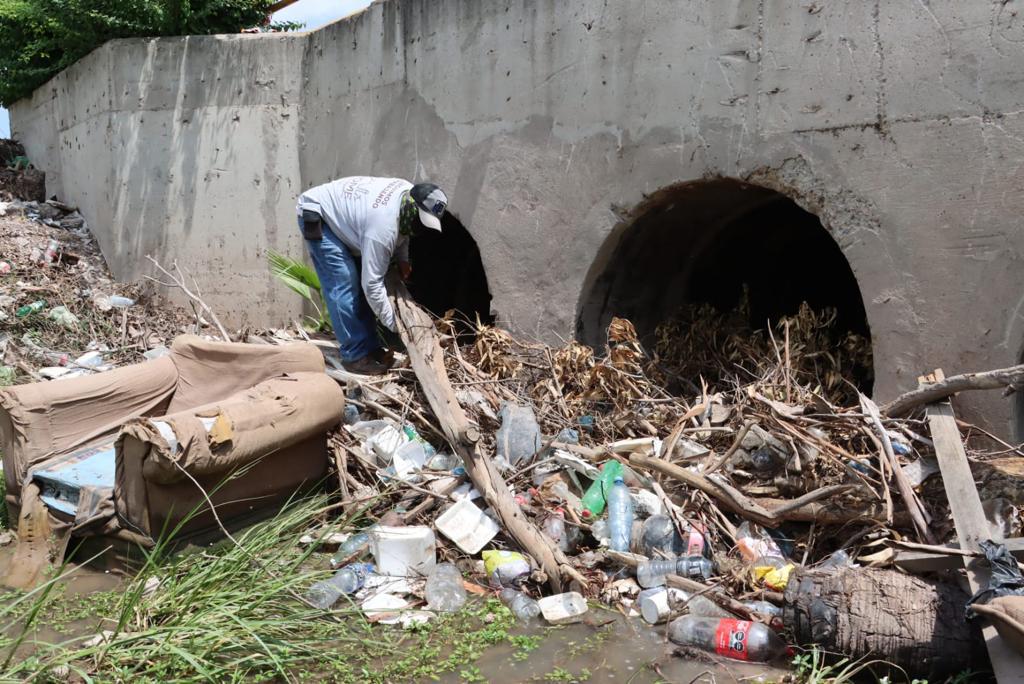 $!Continuar arrojando basura a drenes representa riesgo de inundaciones: COMUN