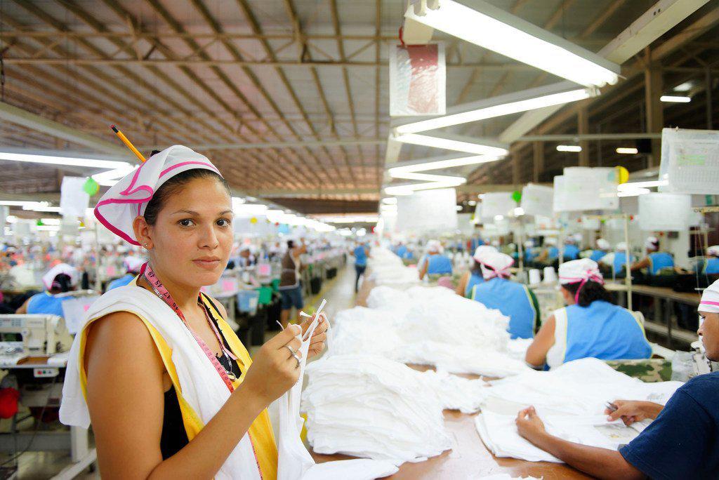 $!Trabajadora de la industria del vestido en una fábrica en Nicaragua.