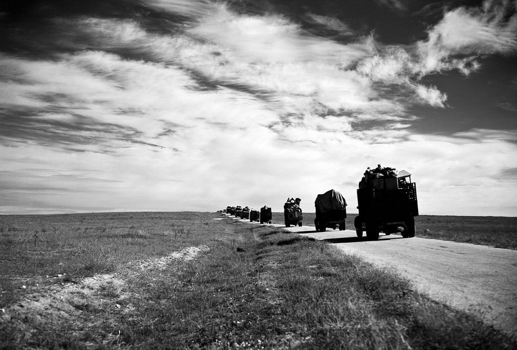 $!Un convoy con refugiados y sus pertenencias se dirige de Gaza a Hebrón en Cisjordania.