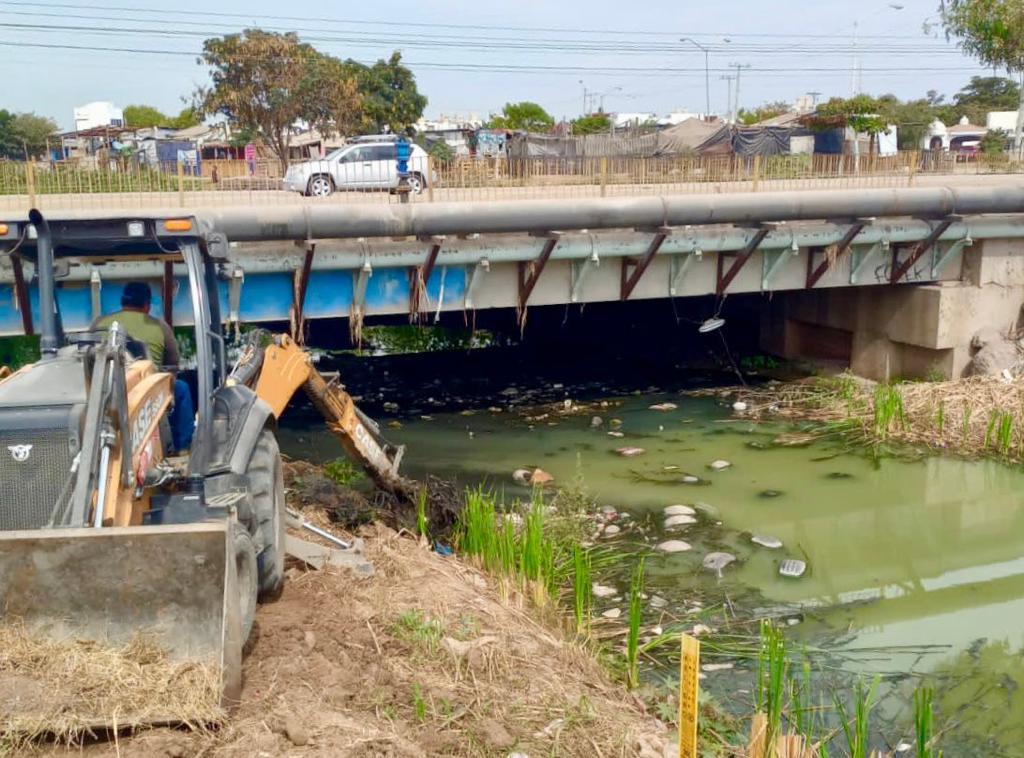 $!Continúa en Mazatlán limpieza de canales previo a temporada de lluvias