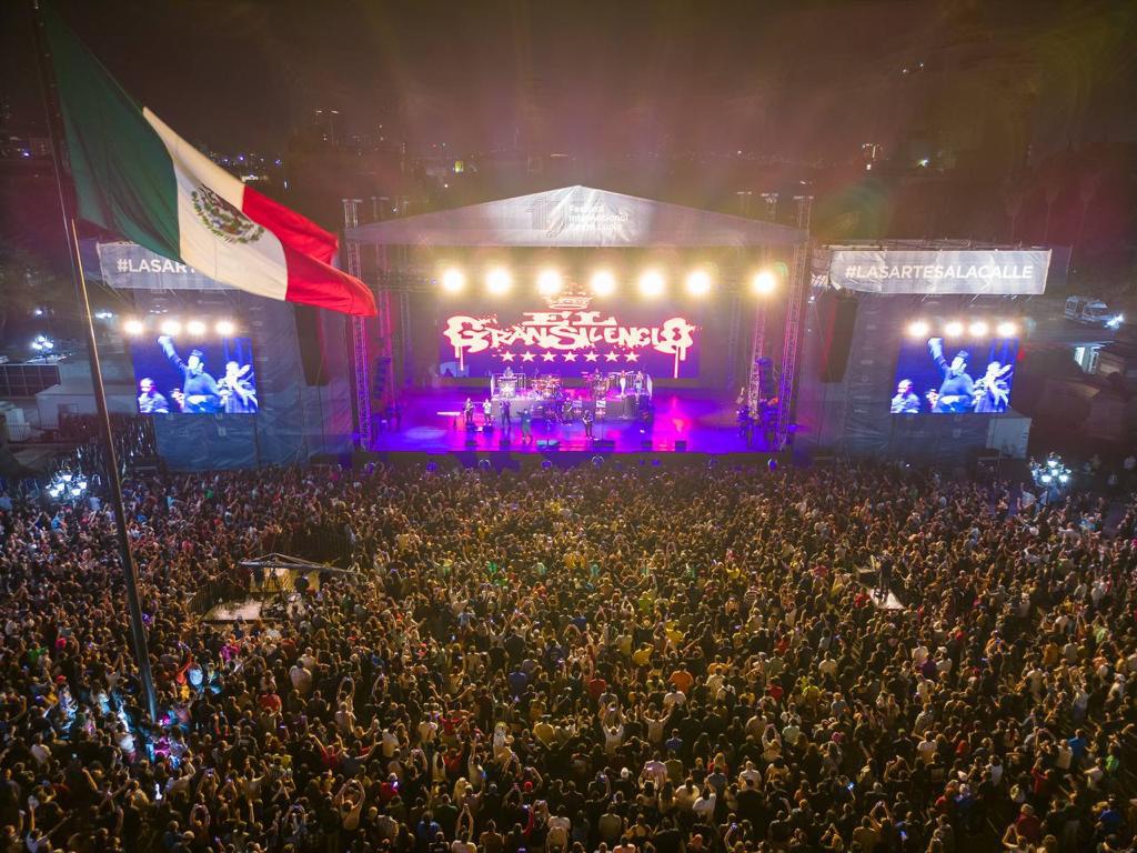 $!Más de 35 mil personas se reúnen en el concierto celebrado en la Explanada de los Héroes de la Macroplaza.