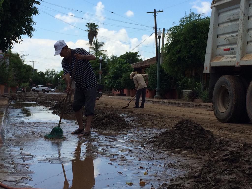 $!En El Quelite, El Mesón de los Laureanos cierra para ayudar a la limpieza de la comunidad y su local