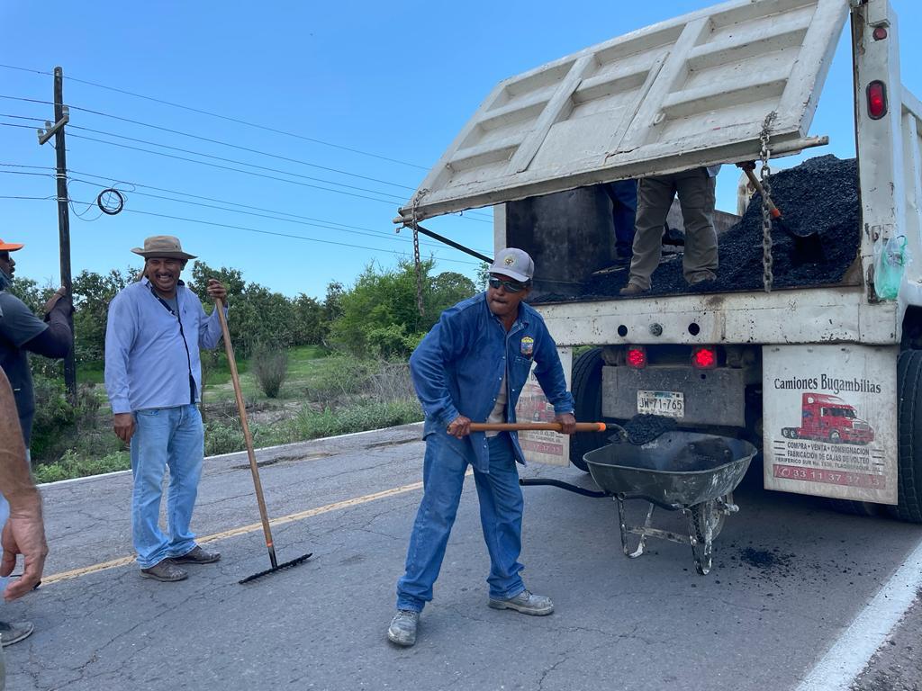 $!Inician trabajos de bacheo en la carretera Escuinapa-Teacapán