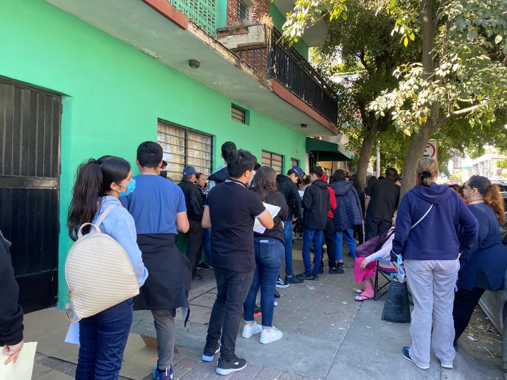 $!Jóvenes acampan en Culiacán para registrarse en la beca Benito Juárez