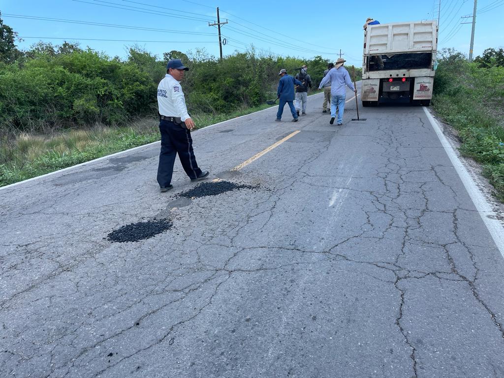 $!Inician trabajos de bacheo en la carretera Escuinapa-Teacapán