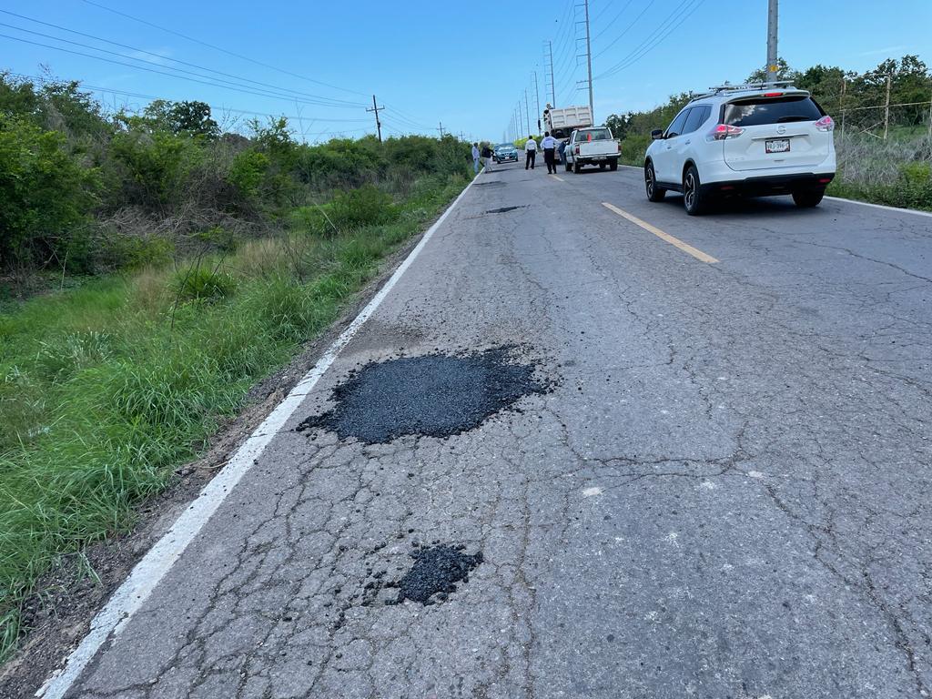 $!Inician trabajos de bacheo en la carretera Escuinapa-Teacapán