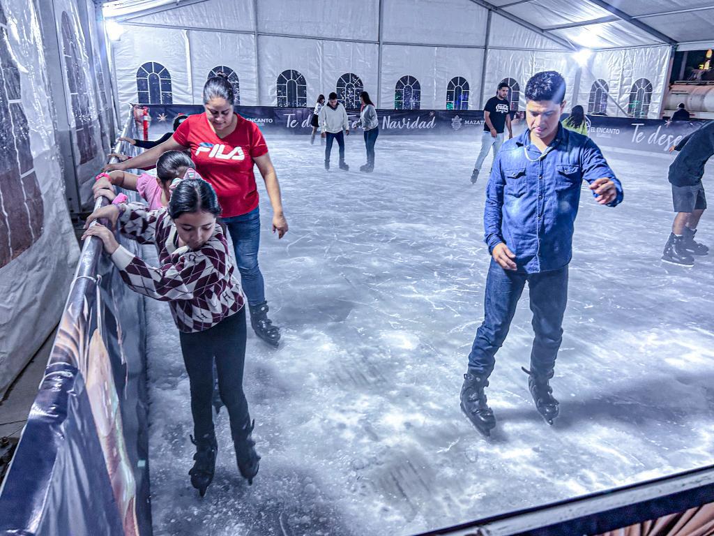 $!Disfrutan de la Pista de Hielo gratuita de la Villa Navideña de Mazatlán