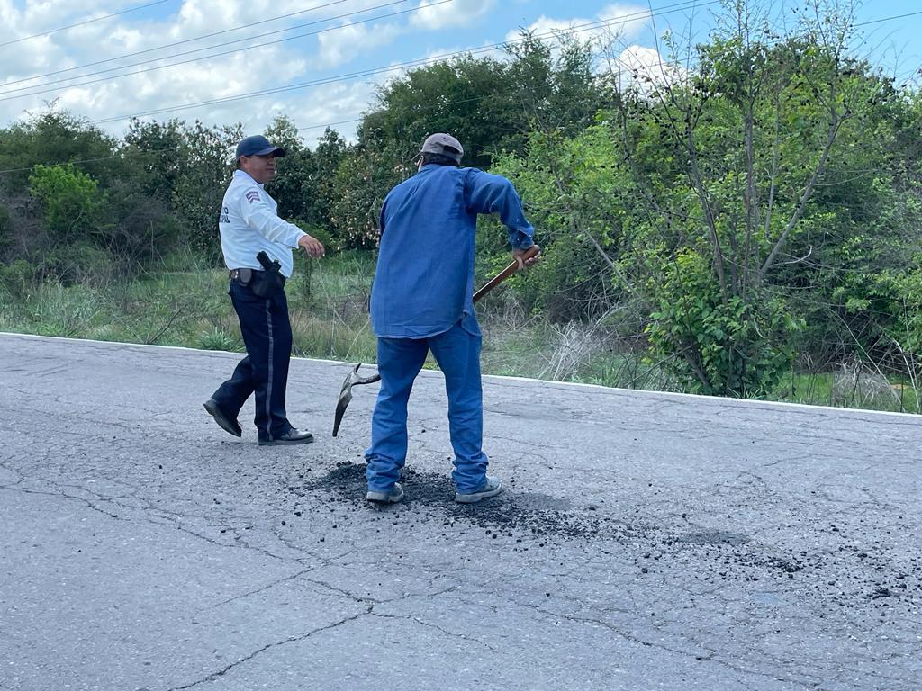 $!Inician trabajos de bacheo en la carretera Escuinapa-Teacapán