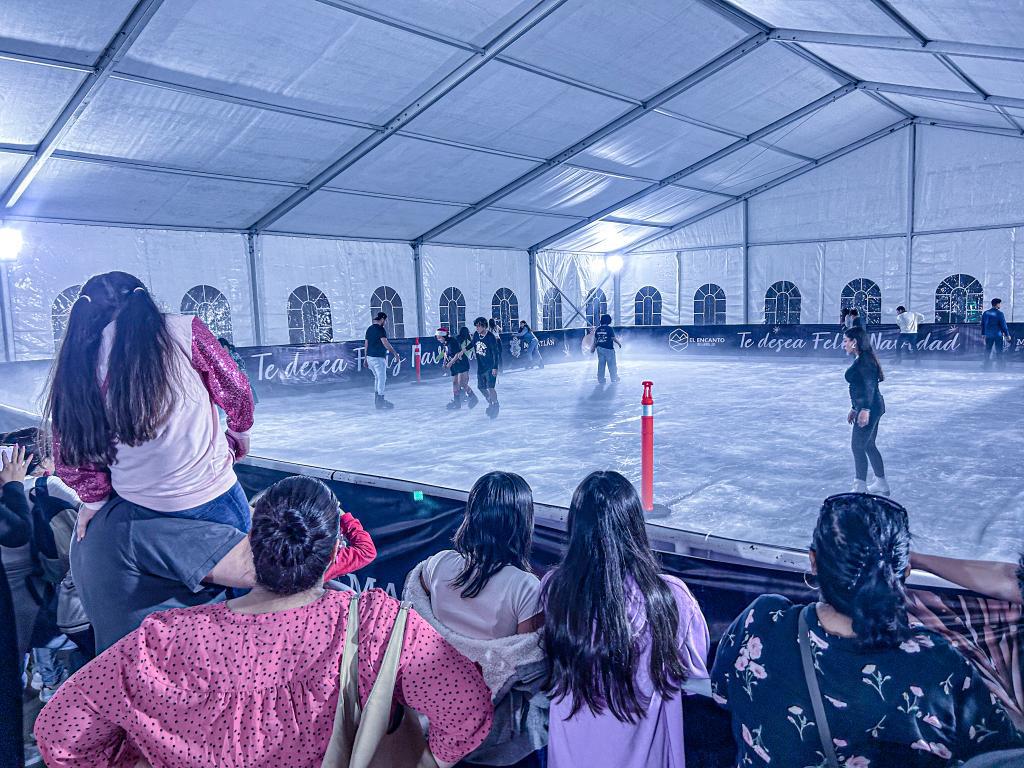 $!Disfrutan de la Pista de Hielo gratuita de la Villa Navideña de Mazatlán