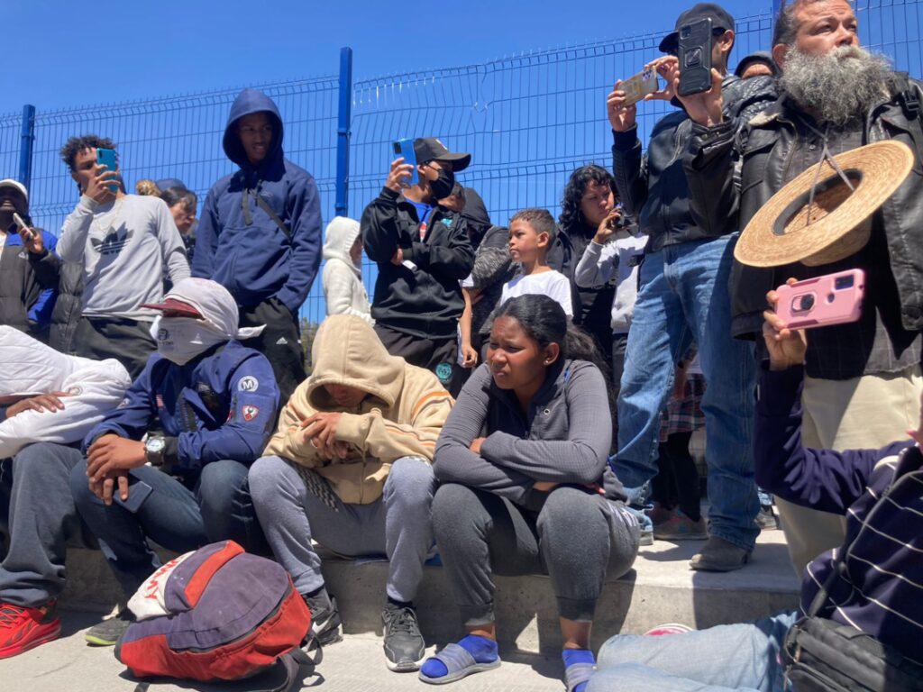 $!AMLO en Juárez: en privado lamenta tragedia migrante, en público evade a los migrantes