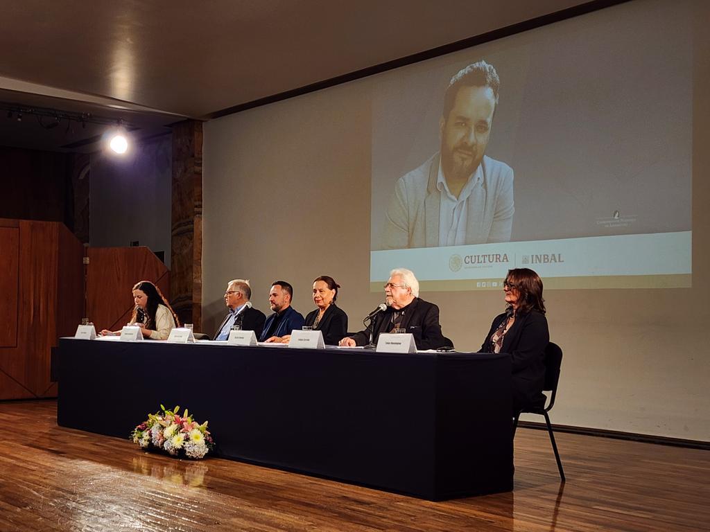 $!Durante el acto, destacaron el valor literario de la obra de Christian Peña.