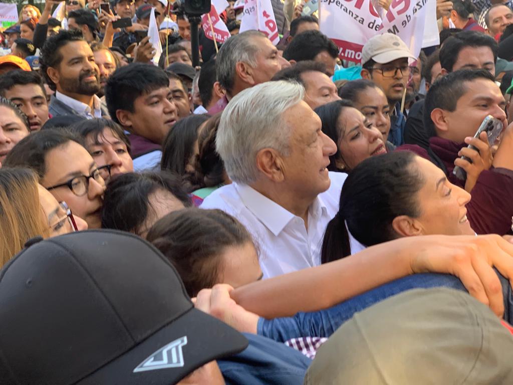 $!AMLO llega al Zócalo tras 6 horas caminando en la Marcha del Pueblo en la CDMX