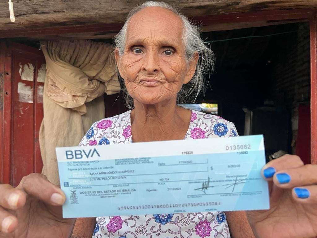 $!Es prioridad atender a los afectados por ‘Norma’, estamos entregando cheques a 4 mil 385 familias: Rocha Moya