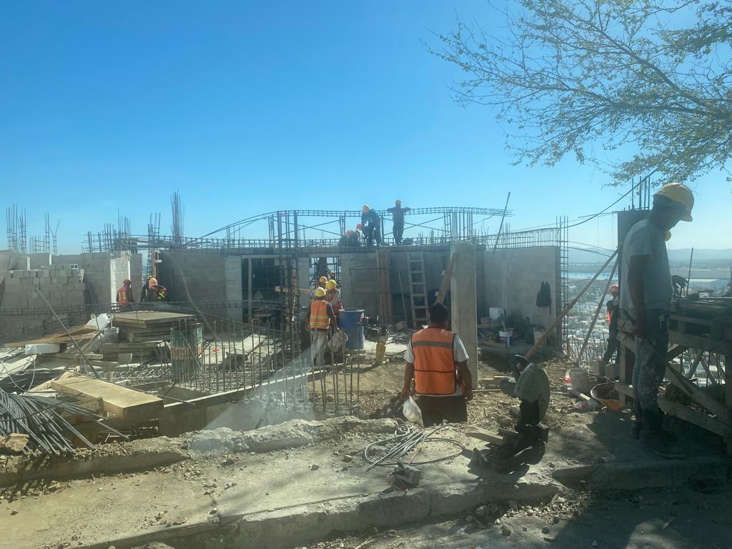 $!Ni en el Día de las Madres dejaron de trabajar en la construcción del edificio de nueve pisos en el Cerro del Vigía.