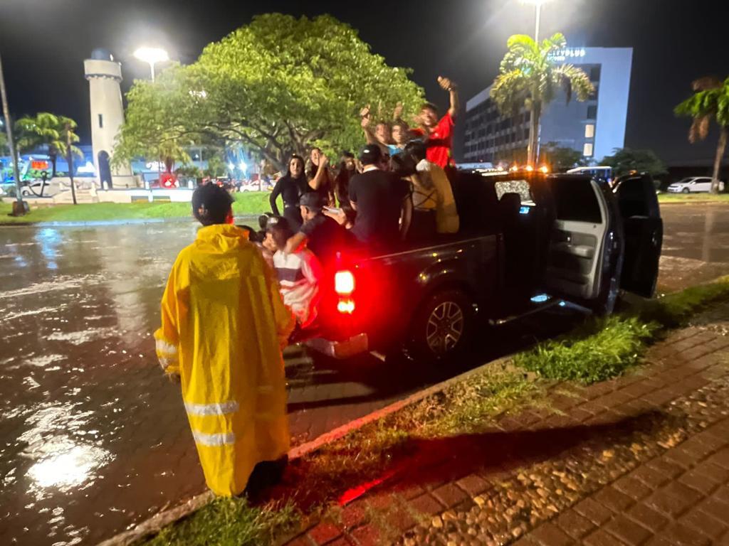 $!Por lluvia de cinco horas, movilizan a 380 personas en Mazatlán; canales y arroyos se desbordaron