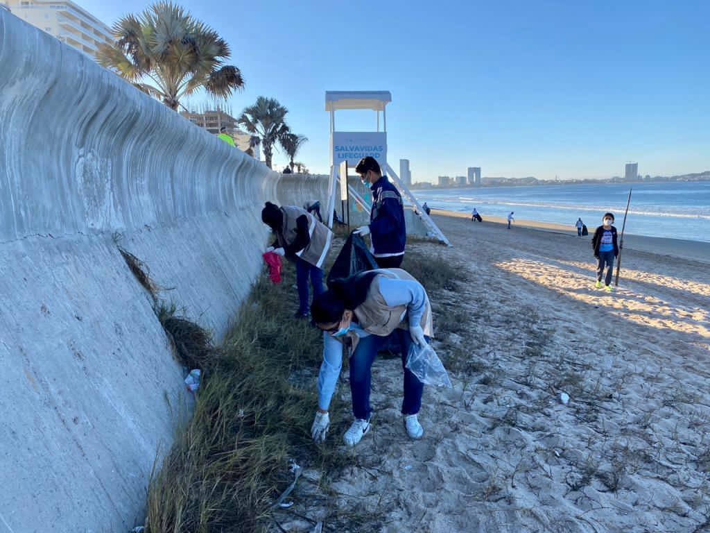 $!Realizan campaña de limpieza en playas de Mazatlán previo a Semana Santa