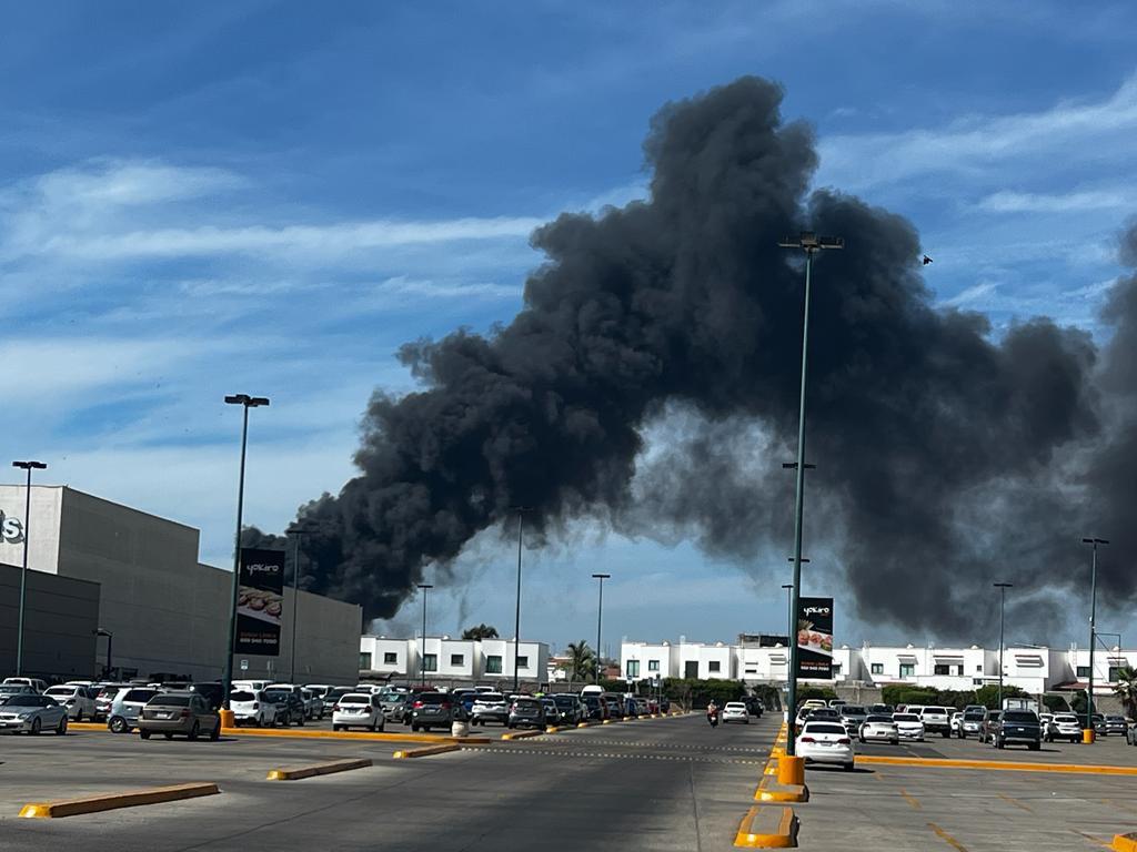 $!Se registra fuerte incendio en Mazatlán