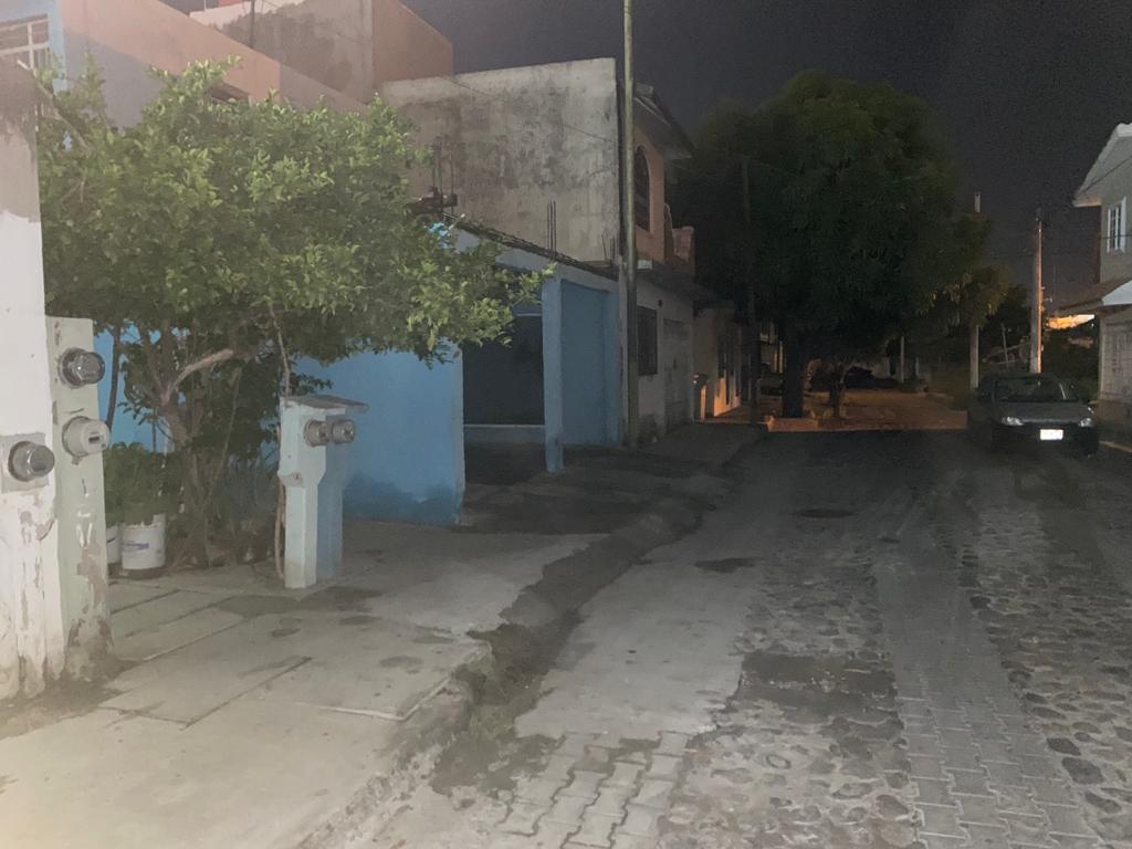 $!Cumplen 16 horas sin luz en zona del Infonavit Playas; alistan bloqueo de calles