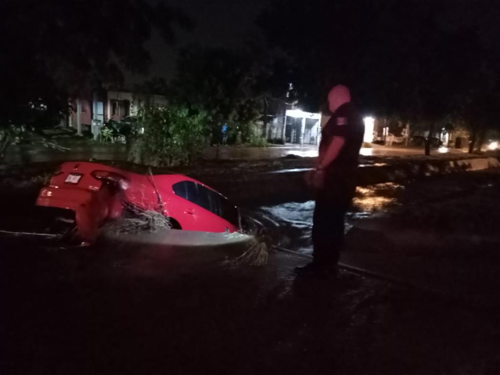 $!Por lluvia de cinco horas, movilizan a 380 personas en Mazatlán; canales y arroyos se desbordaron