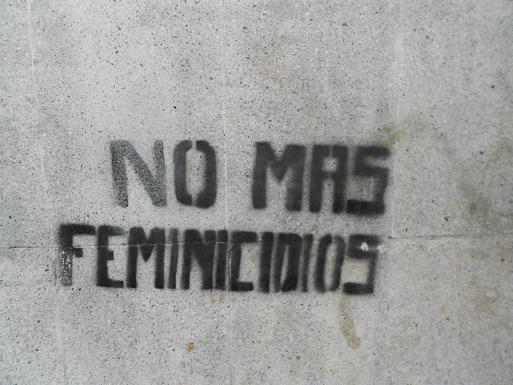 $!“No más feminicidios” se lee en este graffiti en la Ciudad en México.