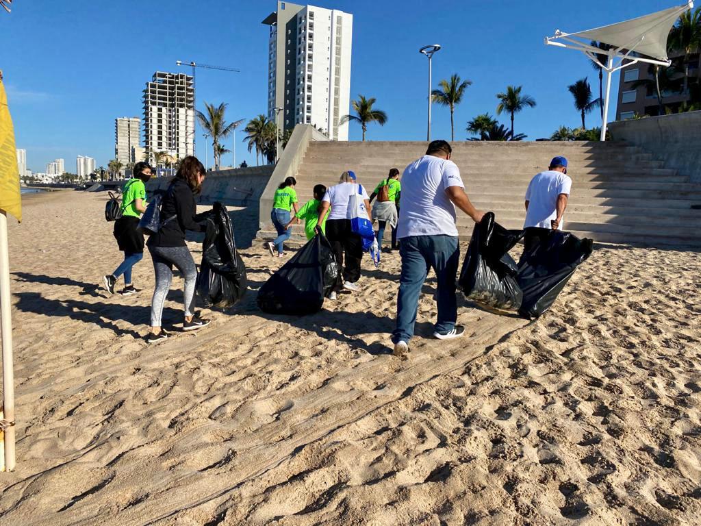 $!Realizan campaña de limpieza en playas de Mazatlán previo a Semana Santa