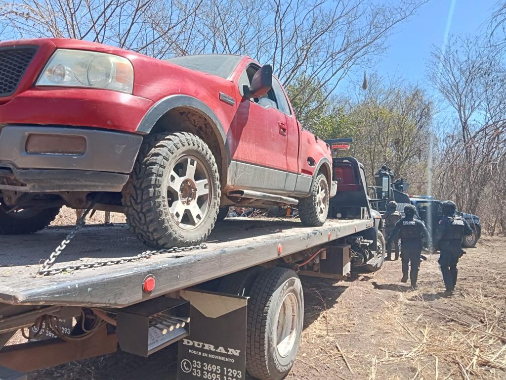 $!Localizan motocicleta, presunta droga y precursores químicos en una camioneta en Culiacán