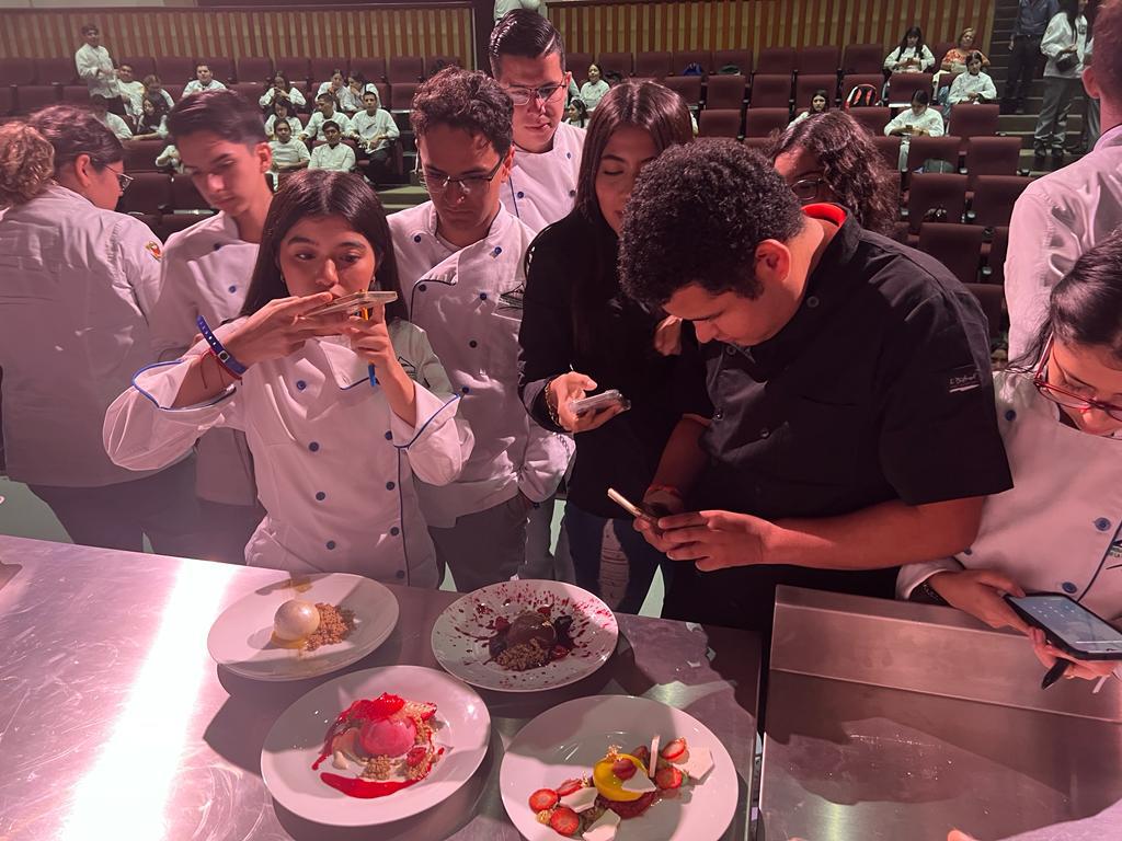 $!Alumnos de la carrera de gastronomía toman fotos de los emplatados creados por la chef.