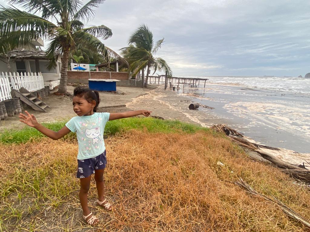 $!Por oleaje elevado cierran todas las playas de Mazatlán a bañistas