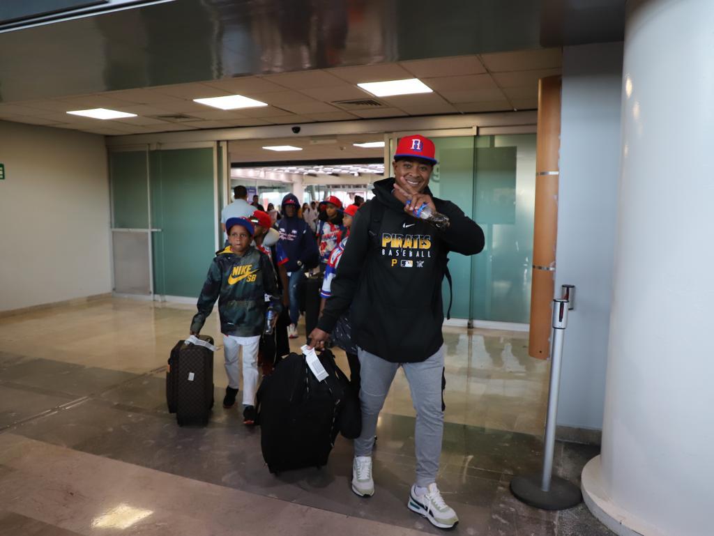 $!República Dominicana llega a Culiacán para el Panamericano de Beisbol U-10