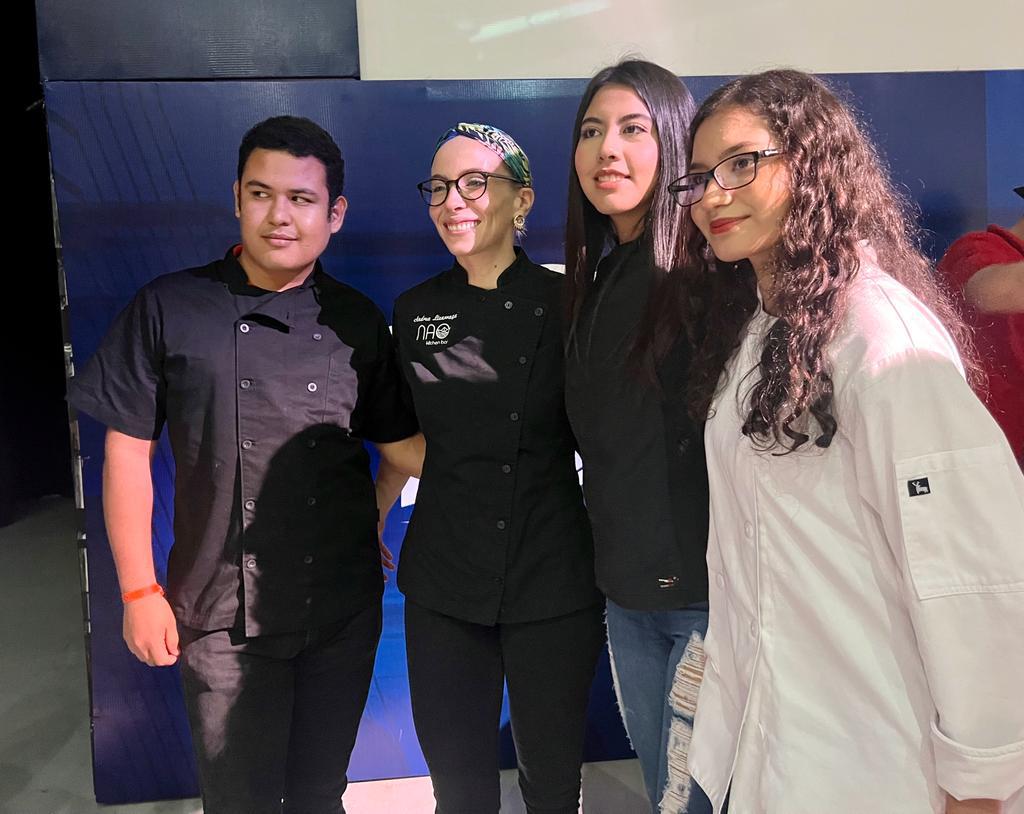 $!La foto del recuerdo junto a la chef Andrea Lizárraga.