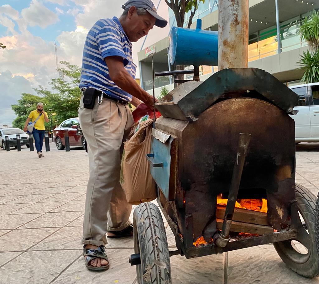 $!El oficio de camotero se resiste a extinguirse; Emilio es uno de los que lo mantiene vivo en Culiacán