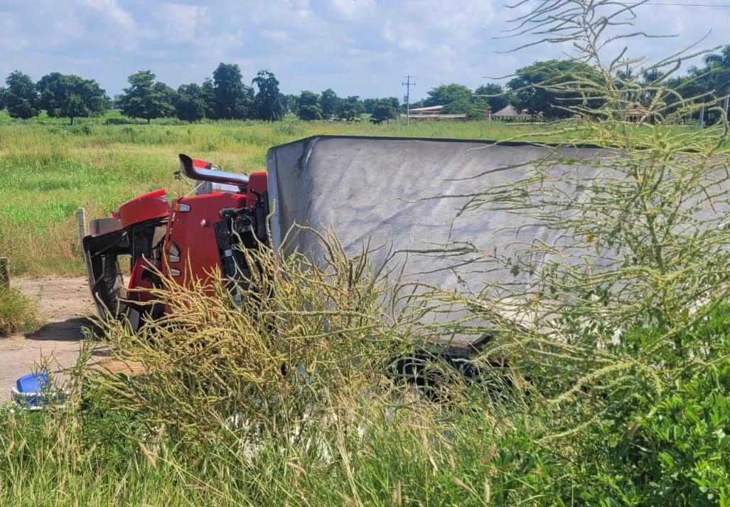 $!Tráiler vuelca en la Autopista Mazatlán-Culiacán, a la altura de La Cruz de Elota