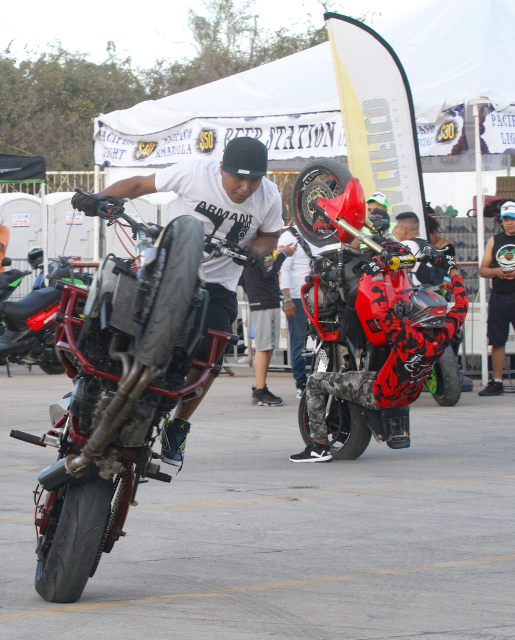 $!Exhiben pilotos acrobacias en Copa Mazatlán Stunt Riders