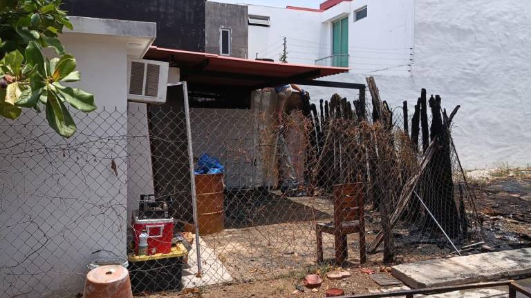 El incendio fue en la parte de atrás de una taquería del sector Tres Ríos de Culiacán.