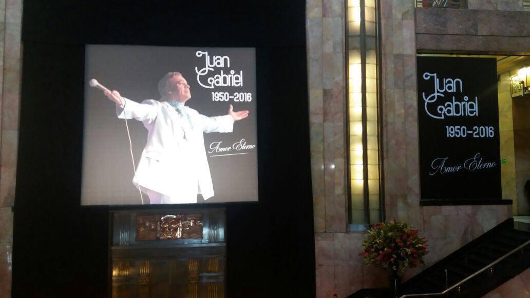 $!Tras su muerte, el cantante recibió un homenaje en Bellas Artes.