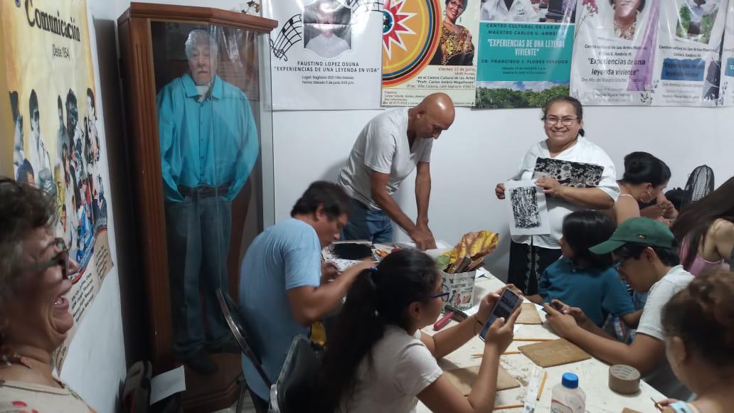 $!El artista Blas Nayar impartió un taller de grabado en donde participaron niños y adultos.