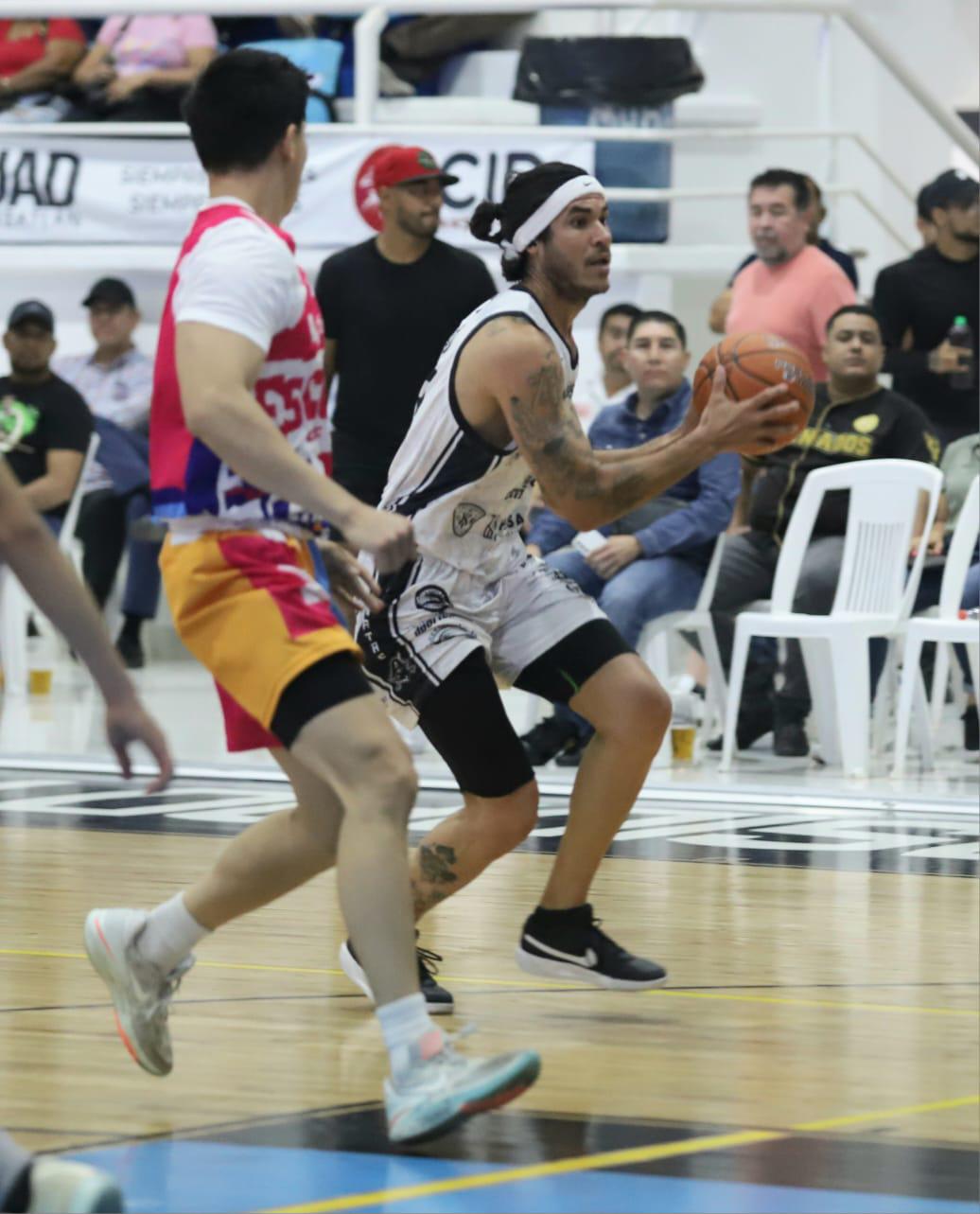 $!Piratas Basketball rompe la mala racha y encuentra la primera victoria de la temporada en casa