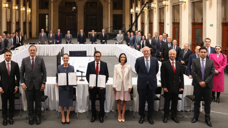 En una fotografía compartida por Sheinbaum también se podía observar la presencia de directores generales de las empresas paraestatales.