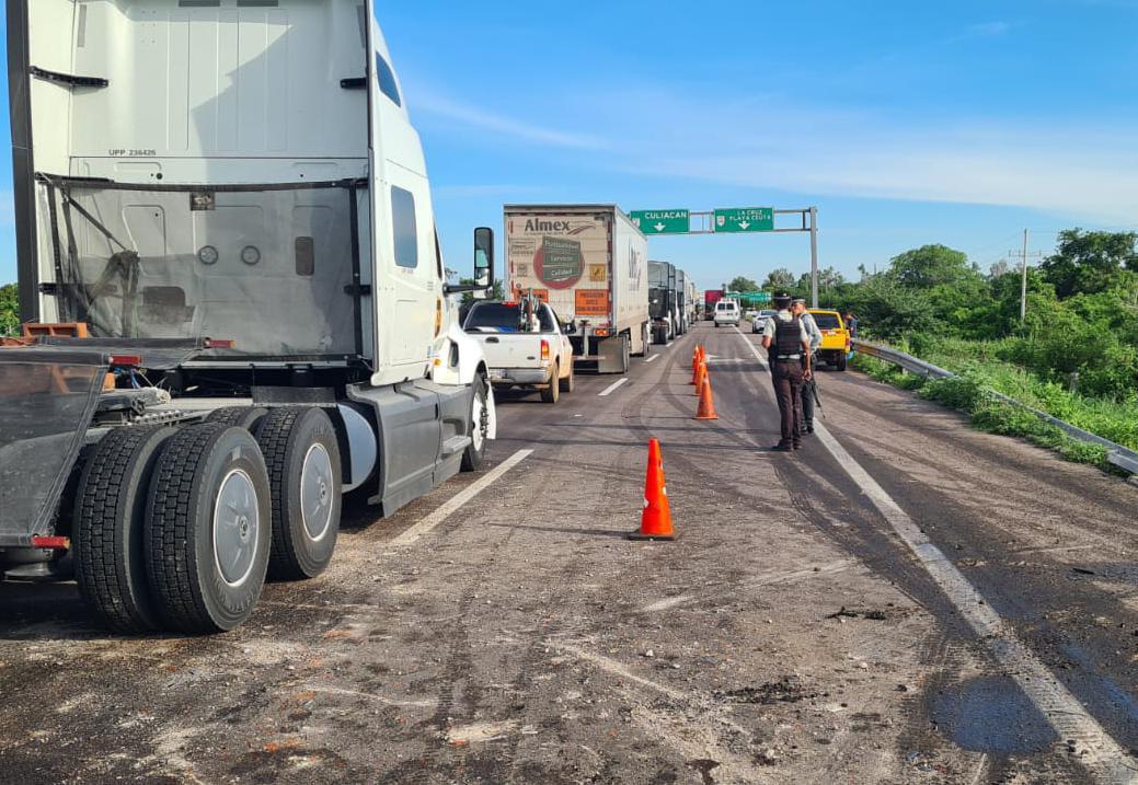 $!Torton vuelca en la Autopista Mazatlán-Culiacán; el conductor resulta lesionado