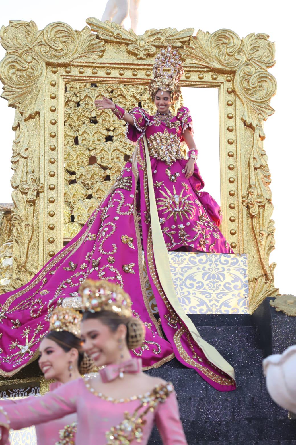 $!Atrae a miles el desfile del Carnaval de Mazatlán; Los Papaquis abren paso a la carroza real